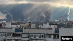 Дым от пожара на Московском НПЗ в Капотне, 18 июня 2026 года
