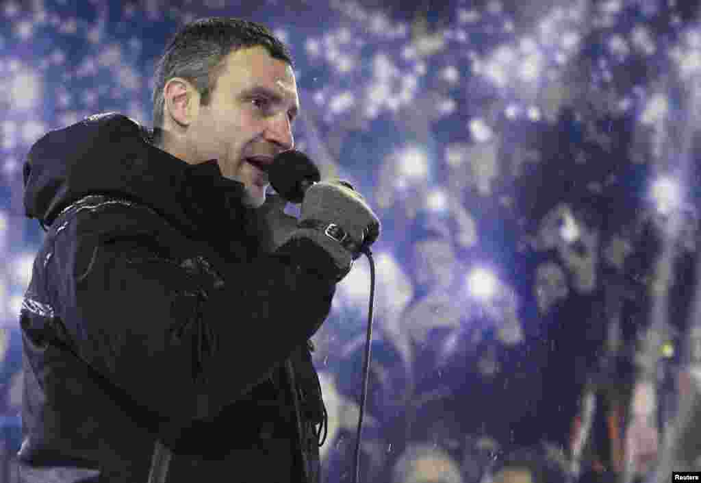 Opoyicioni lider Vitali Kličko sa demonstrantima na centralnom trgu u Kijevu, 22. januar 2014. Foto: REUTERS / Gleb Garanich 