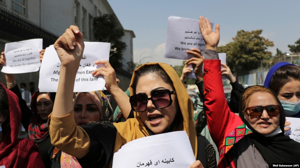 Жени протестираха за равни права в Кабул - талибаните отговориха с изстрели и сълзотворен газ 