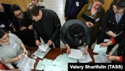 Члены местного избиркома подсчитывают бюллетени на участке в Абхазии. 12 марта 2017 года.
