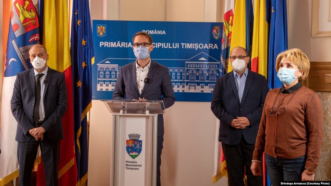 Dr. Virgil Musta, șeful secției de boli infecțioase de la Spitalul ”Victor Babeș”, primarul Dominic Fritz, Mihai Iacob, președintele Asociației Medicilor de Familie, și Ioana Aliona, președinta Patronatului medicilor de familie