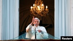 Ultima binecuvântare dată credincioșilor de Papa Benedict al XVI-lea de la balconul reședinței sale de vară din Castelul Gandolfo, 28 februarie 2013.