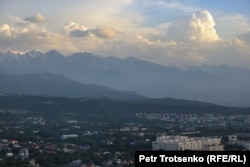 Вид на центральную часть Алматы с горы Кок Тобе. 13 июня 2021 года.