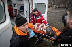 Медики і рятувальники рятують постраждалих внаслідок російського ракетного удару. Київ, 7 лютого 2024 року