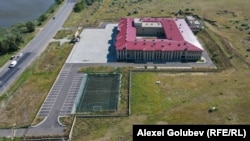 Colegiul este dotat de asemenea cu un complex sportiv și parcări
