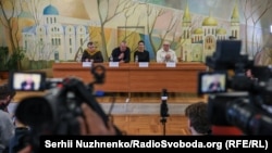Уладзімер Лабковіч, Віктар Бабарыка, Марыя Калесьнікава, Аляксандр Фядута на прэс-канфэрэнцыі ва Ўкраіне, 14 сьнежня 2025 году