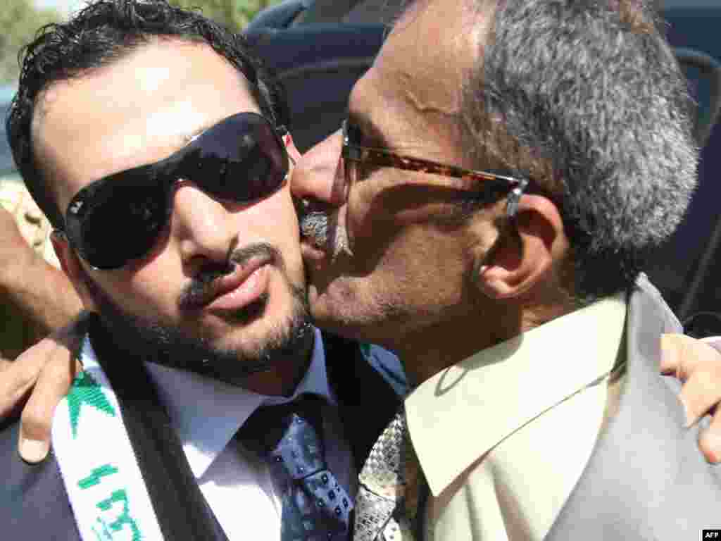 Иракский журналист Мунтазер аз-Зейди, бросивший ботинок в президента США Джорджа Буша, освобожден из тюрьмы