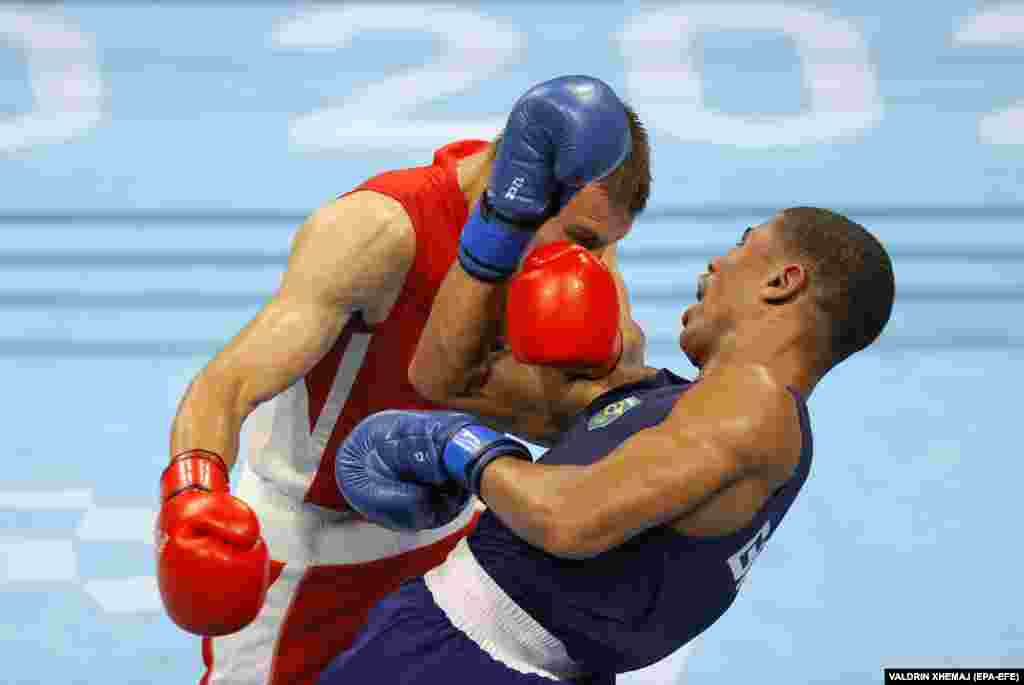Герберт Соуза из Бразилии (справа) против Александра Хижняка из Украины (слева) во время финального боя среди мужчин в среднем весе (69-75 кг) на соревнованиях по боксу Олимпийских игр 2020 года в Токио