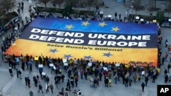 Brüsseldə Aİ sammiti ərəfəsində fəallar Avropa İttifaqı Şurasının binası qarşısında Ukraynaya dəstək üçün böyük banner açıblar.
