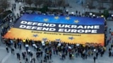 Активисты развернули этот баннер в Брюсселе в марте этого года перед началом саммита ЕС