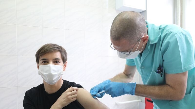 Brnabić: Počinje imunizacija prijavljenih preko interneta, prvo  stariji od 75 godina