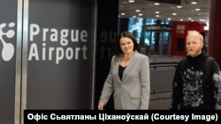 Лідэрка дэмсілаў Сьвятлана Ціханоўская і яе дарадца Дзяніс Кучынскі прыбылі ў Прагу на Forum 2000