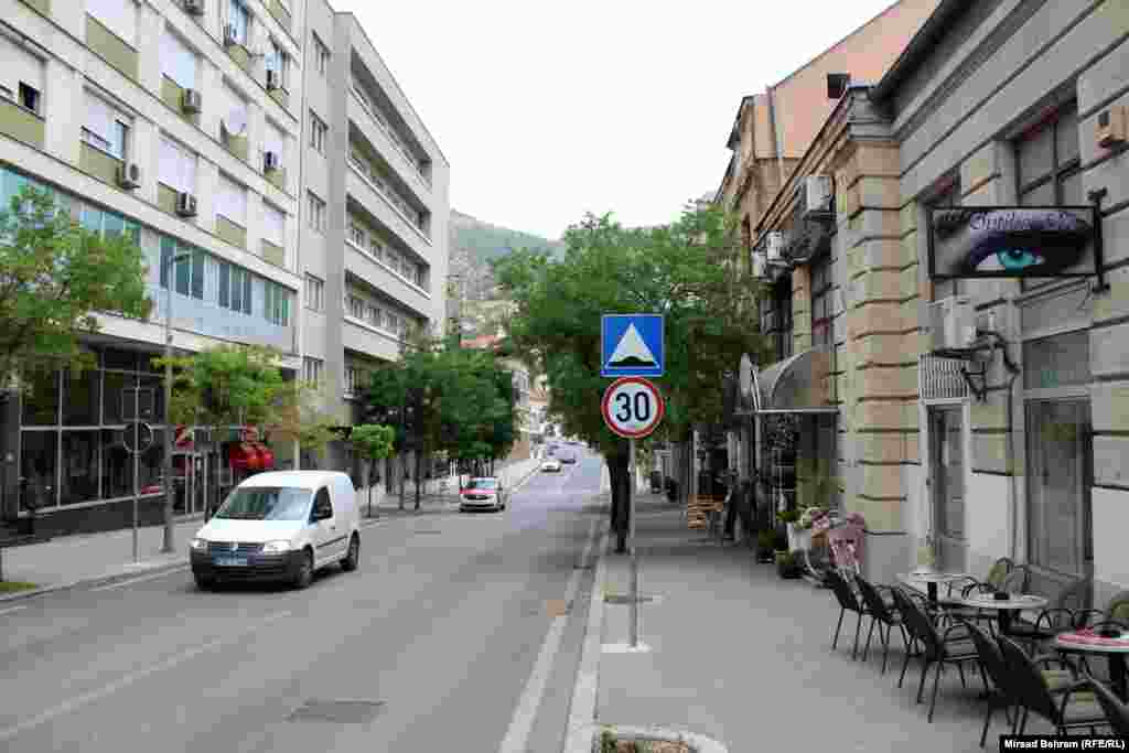 Gotovo puste ulice u Mostaru, na jugu Bosne i Hercegovine, oko 14 sati, usljed velikih vrućina; na slici je Ulica Mostarskog bataljona, pored poznatog hotela Bristol.