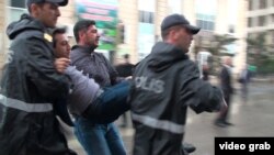 Полиция задерживает участников митинга Национального Совета. 17 сентября 2016 