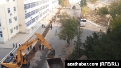 Туркменистан — ремонтная бригада засыпает траншею после устранения прорыва трубы, из-за которого жилой квартал в Ашхабаде остался без воды.
