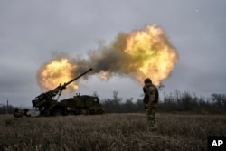 Ukrainian soldiers fire a self-propelled howitzer toward Russian positions near Avdiyivka. (file photo)