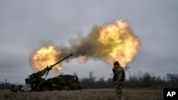 Украински войници стрелят със самоходна гаубица CAESAR френско производство по руски позиции близо до Авдиивка през декември 2022 г.