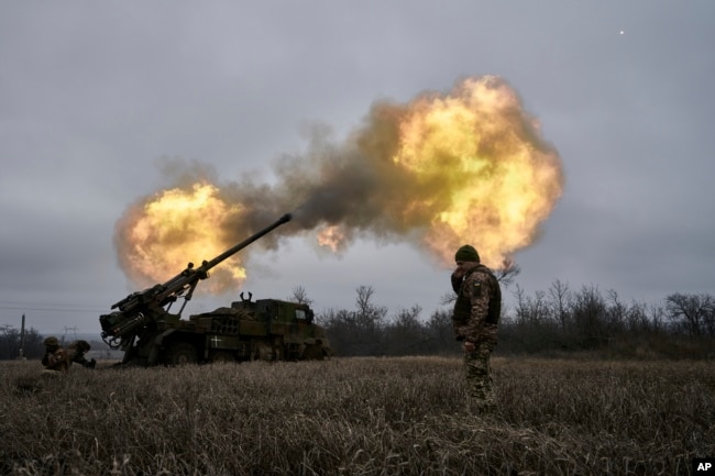 Ushtarët ukrainas godasin me një obus, pozicionet ruse afër Avdivkas.