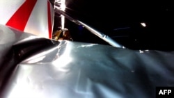 Первое изображение, полученное с борта "Перегрина" вскоре после начала космического полёта. На первом плане многослойное изоляционное покрытие аппарата
