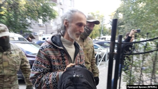 Вадима Редькина ведут к следователям