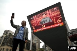 Қытай басшысы Си Цзиньпин сөзі елдің көп аймағында осындай үлкен экраннан көрсетілді. Пекин, 1 шілде 2021 жыл.