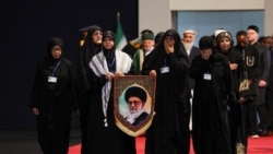 Žene odaju počast blizu kovčega pokojnog iranskog vrhovnog vođe ajatolaha Alija Hamneija i članova njegove porodice u Velikoj Mosalli Imama Homeinija u Teheranu 3. jula