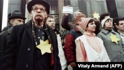 Участники еврейской демонстрации перед Библиотекой имени Ленина в Москве 14 апреля 1988 года