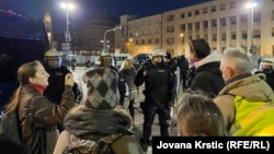 Kordon policije u opremi za razbijanje demonstracija onemogućava prolaz demonstrantima ka centru grada, 16. februar 2026.