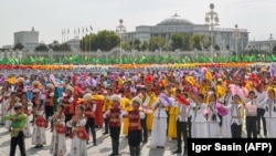 Türkmenistanyň garaşsyzlygynyň 26-njy ýyl dönümi mynasybetli Aşgabatda gecirilen ýörişe gatnaşan türkmenistanlylar. 27-nji oktýabr, 2017 ý.