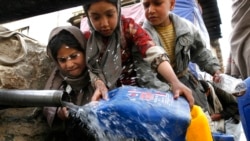 Aglomerație la o țeavă cu apă potabilă gratuită la Kabul, într-o imagine de arhivă, din 2008. De atunci, situația s-a înrăutățit mult.