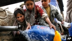 Aglomerație la o țeavă cu apă potabilă gratuită la Kabul, într-o imagine de arhivă, din 2008. De atunci, situația s-a înrăutățit mult. 