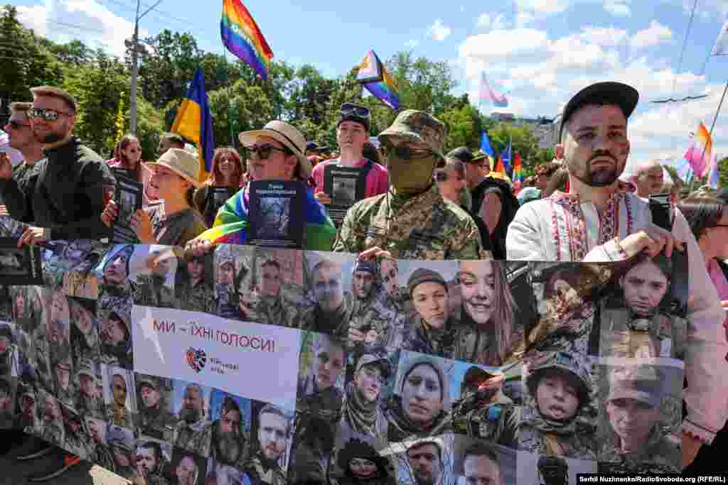 «Я хотів би, щоб мій партнер, коли я опинюсь, не дай Бог, у лікарні, міг до мене прийти. Я хочу, щоб він міг зі мною побут ділити. Я хочу з ним реєструвати партнерство і називати його чоловіком – не просто чоловіком, а треба, щоб і документ був, штамп у паспорті», – розповів «Псіх» 