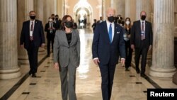 Președintele Statelor Unite, Joe Biden, alătura de vice-președinta, Kamala Harris, îndreptându-se spre Sala Statuilor, pentru comemorarea asaltului asupra Capitoliului. La 6 ianuarie 2021, susținători ai lui Donald Trump au încercat să împiedice astfel validarea alegerilor. 