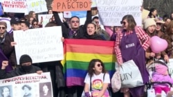 Бишкек: на марш за права женщин, детей и ЛГБТ вышли десятки человек