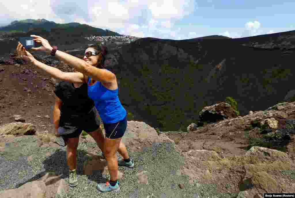 Turiștii își fac un selfie la vulcanul San Antonio de pe Insula Canare La Palma.