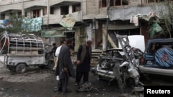 Security officials collect evidence at the site of a bomb attack in Quetta. (file photo)