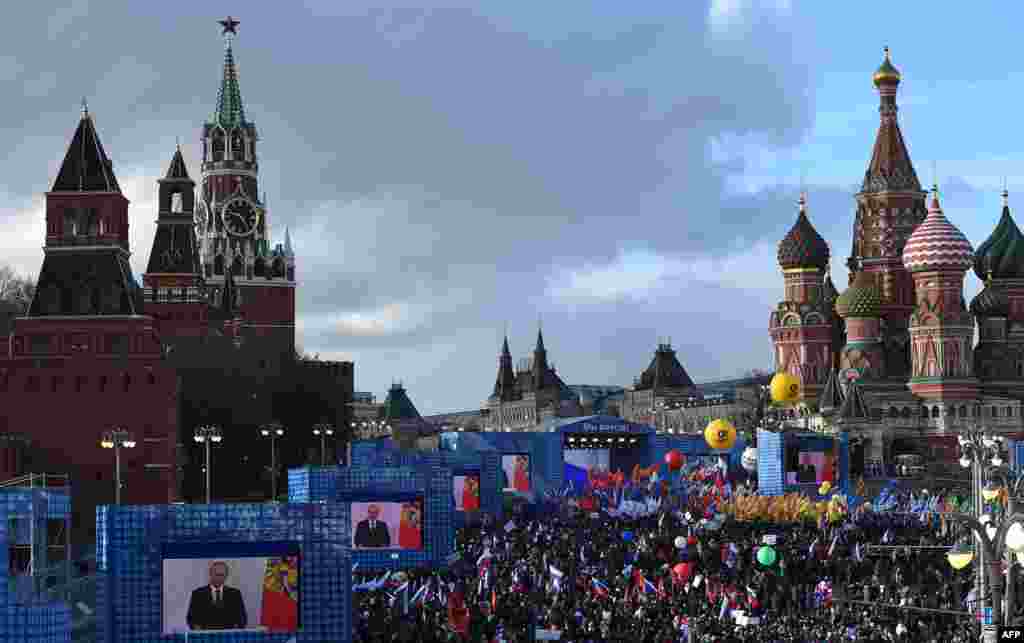 В центре Москвы, возле здания Кремля, прошел митинг-концерт, посвященный второй годовщине аннексии Крыма Россией