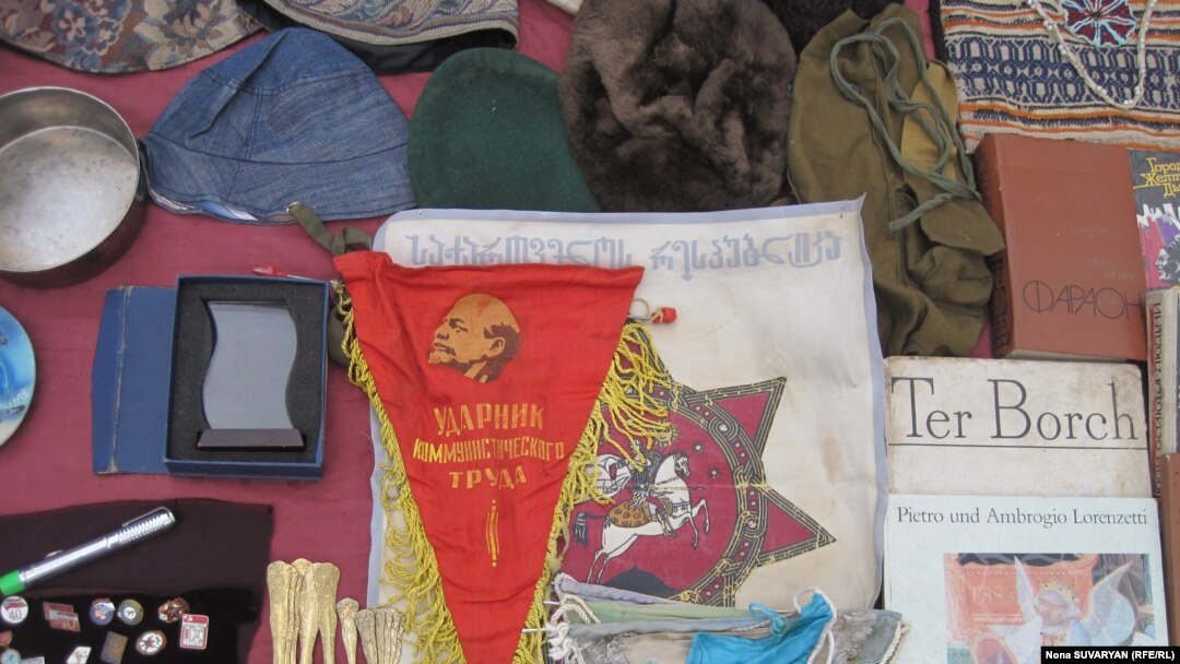 Это одно из самых колоритных мест города, сюда часто приходят не только местные жители, но и иностранные гости. Кто-то хочет купить подержанную вещь, а кто-то – просто посмотреть на предметы антиквариата