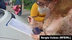 Al doilea maraton al vaccinării anti Covid-19, organizat de Primăria capitalei la Palatul Republicii. Sute de persoane stau la coadă, unde se fac și înscrieri prealabile pe liste. RFE/RL, Segiu Culeac.