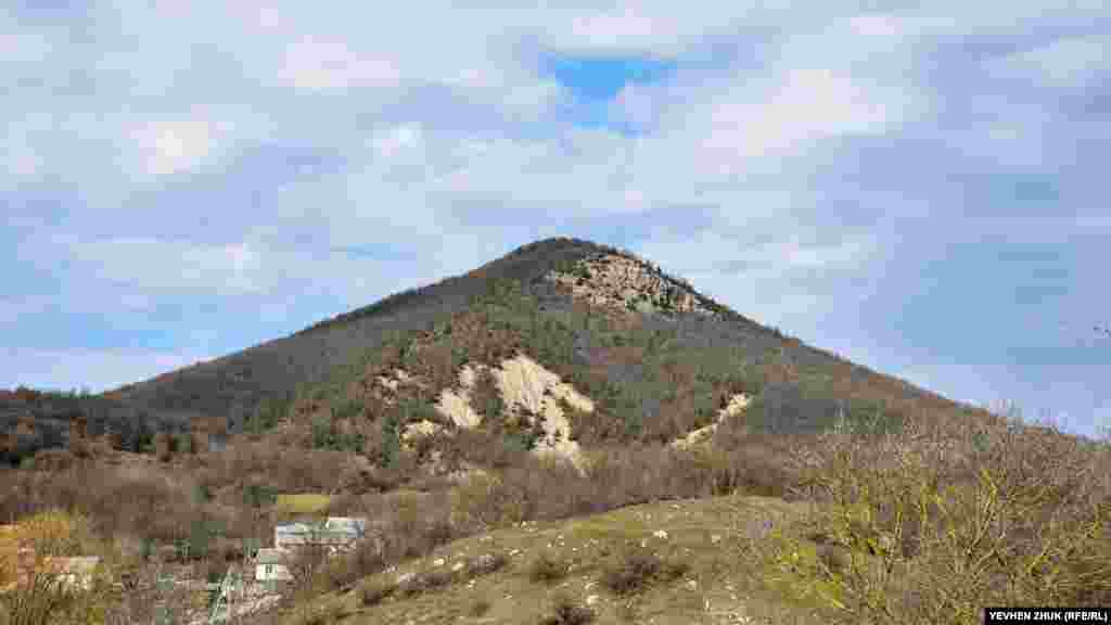Гора Кутур-Кая, название которой переводится с крымскотатарского как &laquo;оленья скала&raquo;, восточный отрог Караби-яйлы