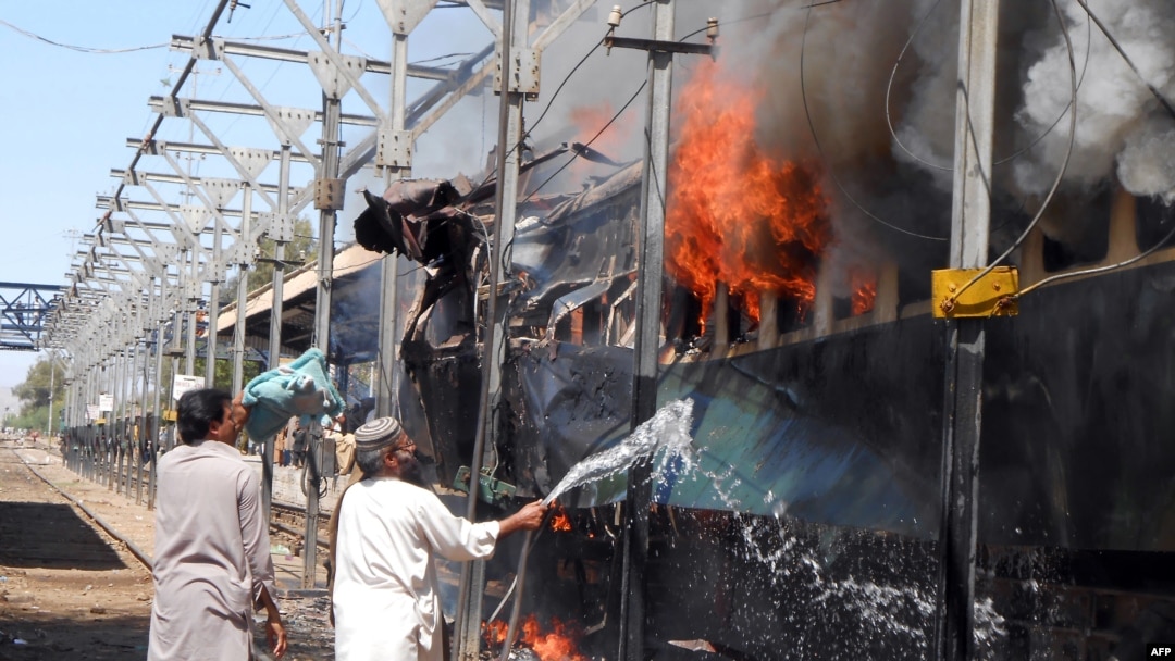A railway official puts out a fire after a bomb blast on a train at the Sibi railway station in the southwestern Pakistani province of Balochistan. (file photo)
