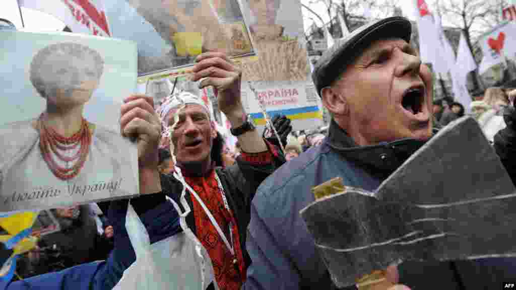 Ukrajina - Ispred predsjedničkog kabineta u Kijevu, simpatizeri Julije Timošenko tražili su njeno oslobađanje iz zatvora, 28.03.2012. Foto: AFP / Sergei Supinsky 