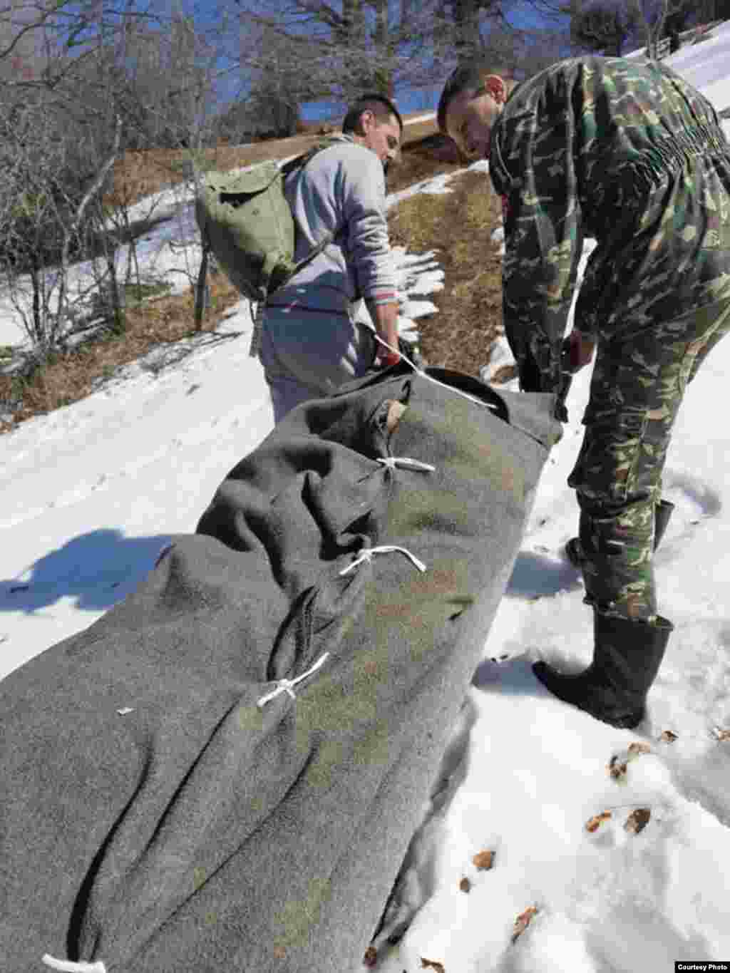 МАКЕДОНИЈА - Претседателот на Центарот за управување со кризи Стојанче Ангелов денеска изјави дека се работи на расветлување на случајот со извлекувањето на завеан човек од кратовско Емирица. Тој порача и дека ги бараат пропустите и одговорноста. Според него, доколу се утврди вина кај некој од учесниците во целата постапка, ќе биде покрената дисциплинска постапка.