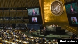 Петро Порошенко виступає на саміті щодо цілей сталого розвитку ООН, Нью-Йорк, 27 вересня 2015 року (©Shutterstock)