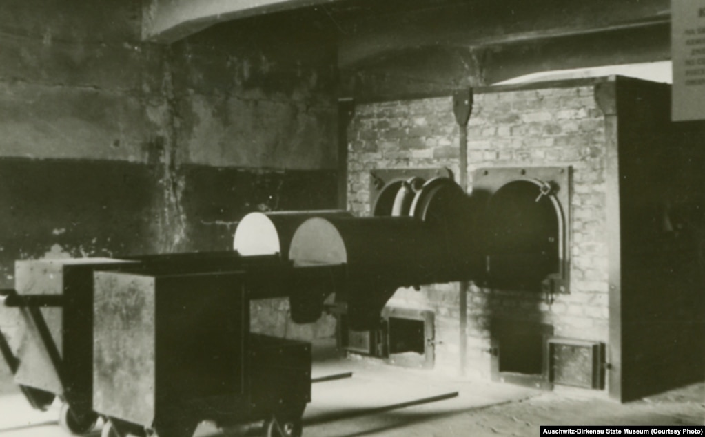 Der erste von vier Krematoriumsöfen in Auschwitz. In diesen Öfen wurden die Überreste verstorbener Häftlinge verbrannt. Der zweite und dritte Ofen sowie die dazugehörigen Gebäude wurden von den Nazis vor dem Eintreffen der sowjetischen Truppen zerstört. Der vierte wurde 1944 während eines Häftlingsaufstands zerstört.