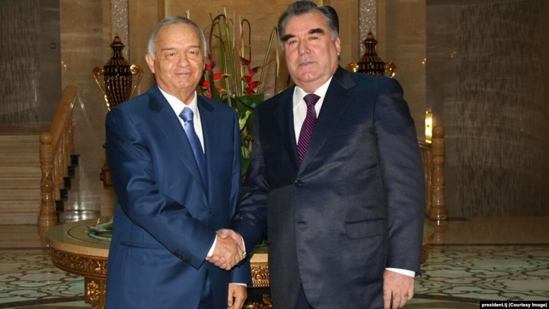Tajik President Emomali Rahmon (right) met Uzbek President Islam Karimov in Dushanbe on September 11.