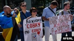 Учасники акції у столиці України проти ініціативи харківського мера Геннадія Кернеса повернути в Харкові проспекту Петра Григоренка його стару назву на честь радянського маршала Жукова. Київ, 19 травня 2019 року