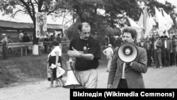 Микола Поровський і Михайло Горинь під час святкування 500-річчя козацтва у селі Капулівка. 1990 рік