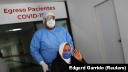 Медработник и пациентка с COVID-19 в Мехико. 27 июля 2020 года.