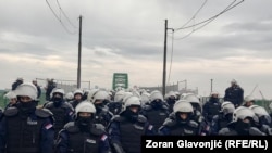 Policija tokom protesta na Starom savskom mostu, Beograd, Srbija, 14. decembar 2024.